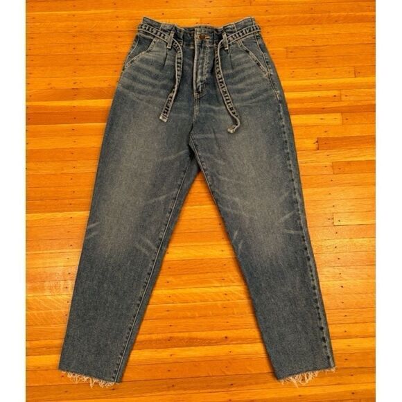 Hollister Ultra Hi Rise Mom Jean Vintage Stretch belted jeans - Picture 1 of 4